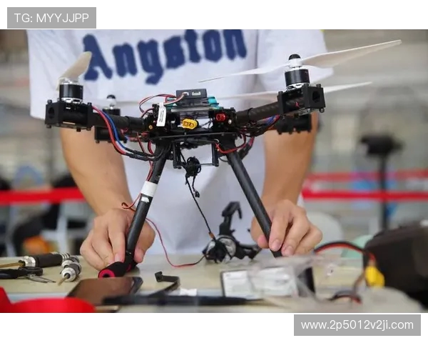 机器人足球赛连环翻车,担架员成意外主角 机器人足球赛连环翻车,担架员成意外主角